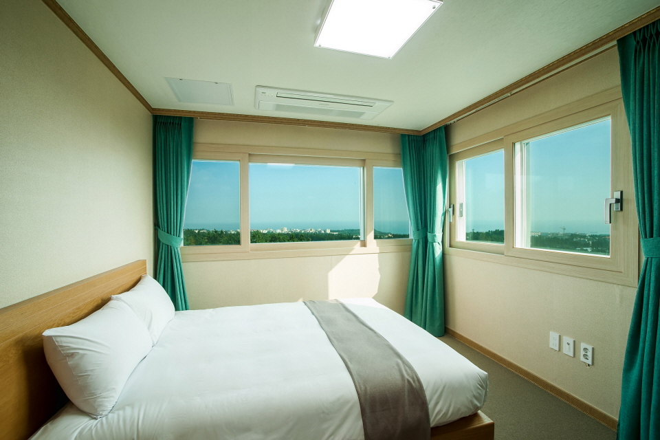 특실(룸2,욕실, 거실, 자쿠지)