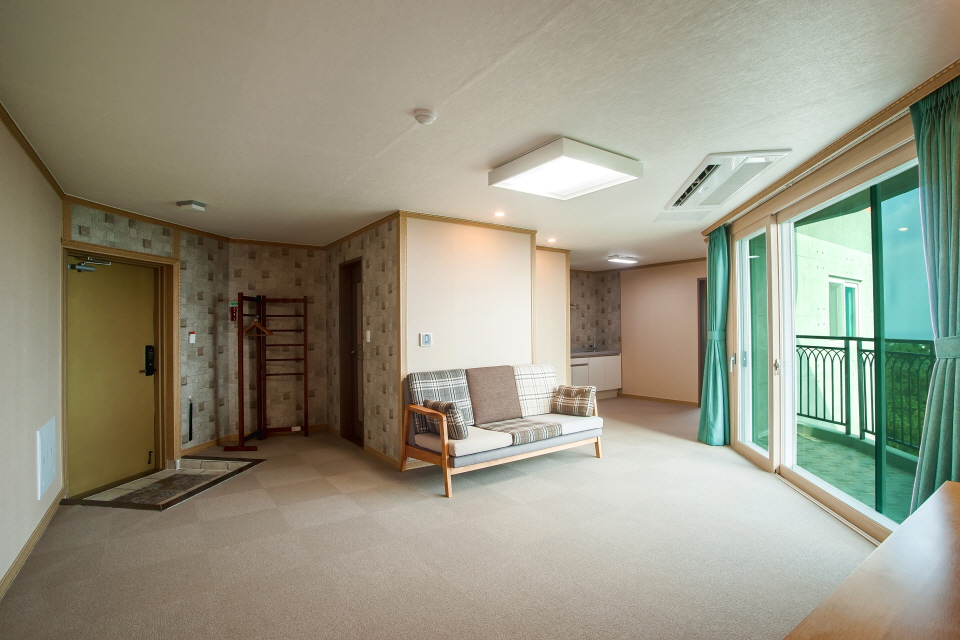 특실(룸2,욕실, 거실, 자쿠지)